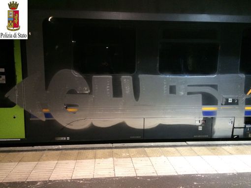 “Graffittaro” di Collegno denunciato per danneggiamento dalla Polizia di Stato in servizio alla stazione di Torino “Porta Stura”