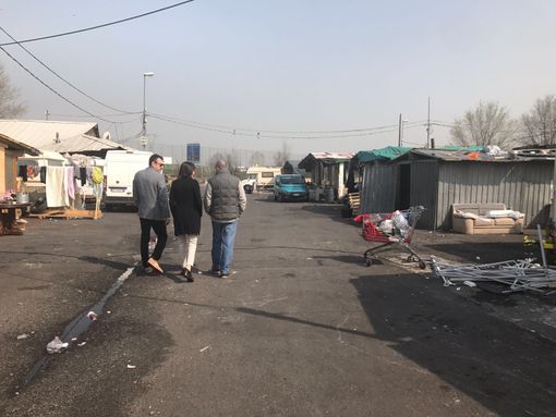 Sopralluogo di Appendino e il consigliere Unia al campo rom di strada dell'Aeroporto: "Trovare soluzioni concrete"