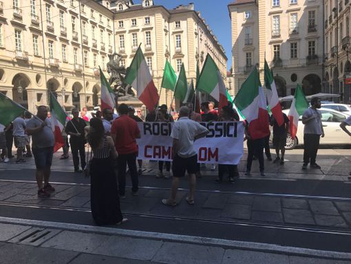 Tensione sotto il comune di Torino per la manifestazione anti rom (FOTO E VIDEO)
