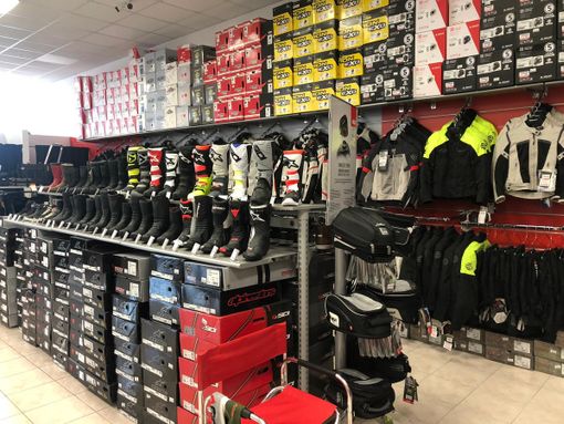 Stivali Alpinestars? Perché scegliere Motoabbigliamento