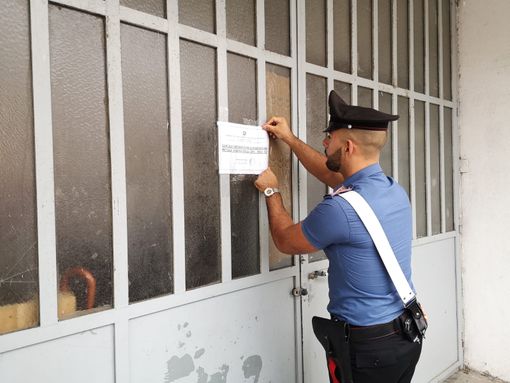 Scoperto  dai carabinieri un laboratorio clandestino: lavoro nero e nessuna igiene [FOTO e VIDEO]