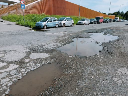 Strade “colabrodo”, in via Ravina pavimentazione simile a un paesaggio lunare