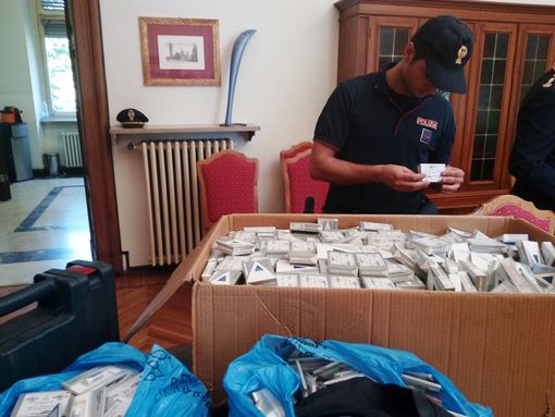 Rubano 65 mila euro di benzina ai distributori di Torino: la Polizia arresta due persone (VIDEO) Rubano 65 mila euro di benzina ai distributori di Torino: la Polizia arresta due persone (VIDEO)