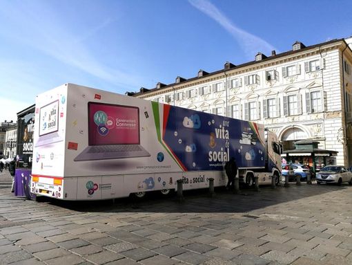 Una vita da social: il truck della Polizia di Stato fa tappa a Torino