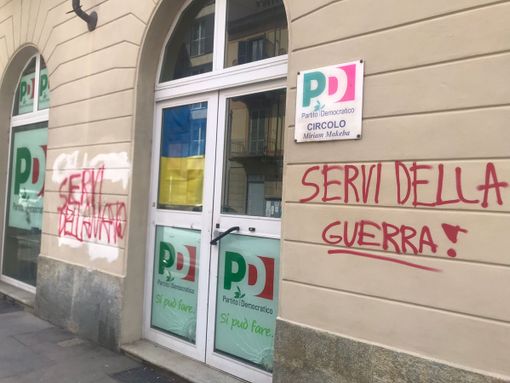 sede pd vandalizzata sede pd vandalizzata