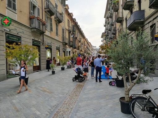 Grande festa per la pedonalizzazione di via Monferrato