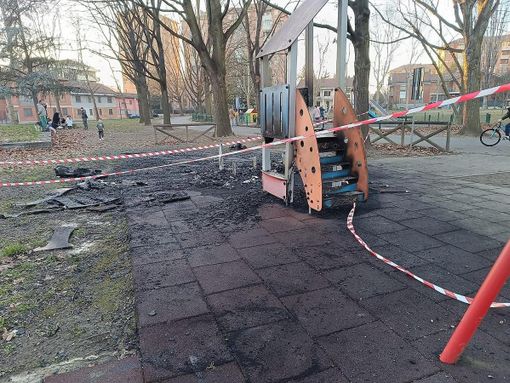 L'area giochi incendiata in via Farinelli L'area giochi incendiata in via Farinelli
