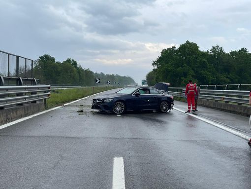 Incidente sulla Ivrea-Santhià: auto invade la carreggiata opposta, nessun ferito Incidente sulla Ivrea-Santhià: auto invade la carreggiata opposta, nessun ferito