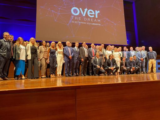 Convention al Lingotto con persone sul palco