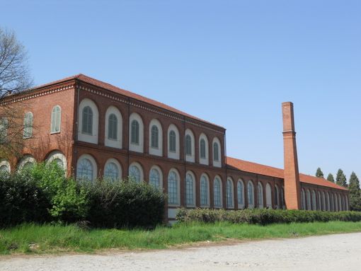 Muro di mattoni esterno con giardino Muro di mattoni esterno con giardino