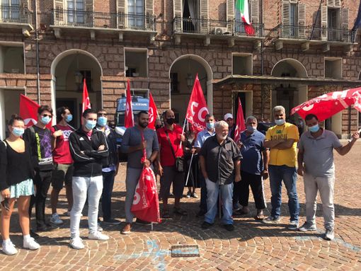 Sotto la Prefettura la rabbia dei 14 lavoratori Caat rimasti a casa: “Dopo il cambio d’appalto è cambiato tutto” [VIDEO]