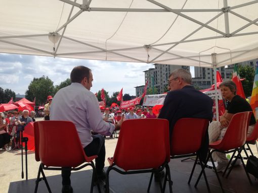 Lo Russo e Landini di spalle, seduti sul palco Lo Russo e Landini di spalle, seduti sul palco