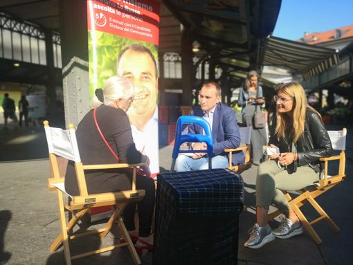 persone sedute al mercato di Porta Palazzo persone sedute al mercato di Porta Palazzo