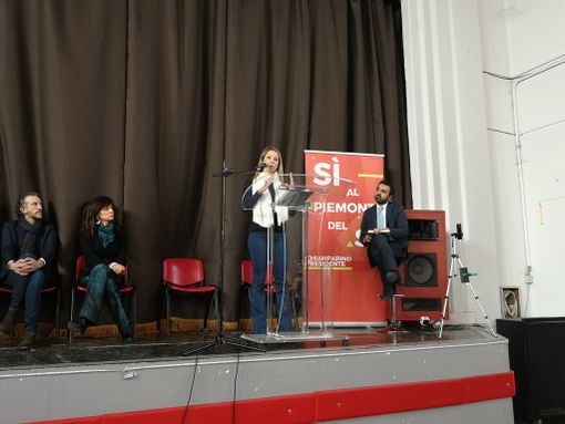 Sul palco dello Sporting vicino a Chiamparino giovane consigliera di Chiomonte, bandiera del sì Tav