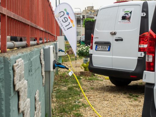 Taglio del nastro per la prima stazione di servizio dei veicoli commerciali elettrici