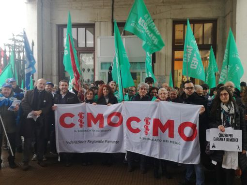 Sciopero dei medici: presidio anche davanti alle Molinette per un contratto fermo da 10 anni [VIDEO]