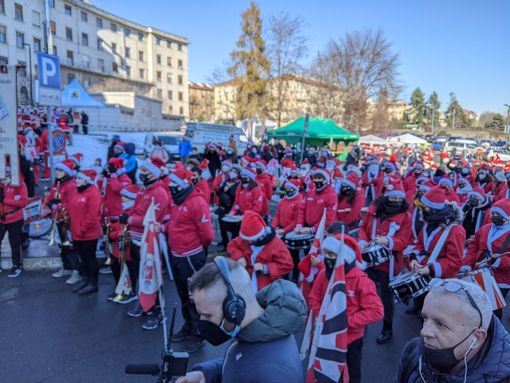 Sbandieratori davanti all'ospedale