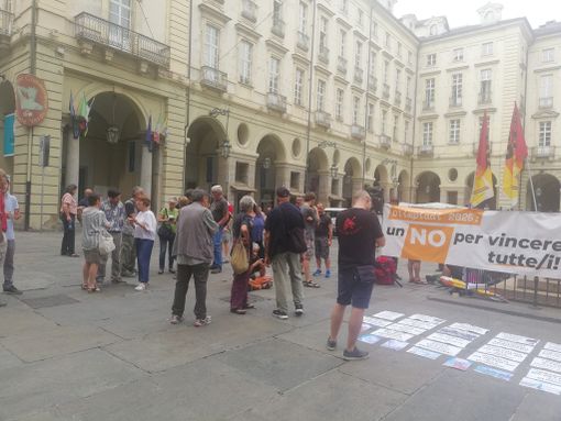 Il Coordinamento No Olimpiadi in protesta davanti al Comune di Torino Il Coordinamento No Olimpiadi in protesta davanti al Comune di Torino