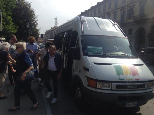 Pinerolo, la navetta gratuita per il mercato del sabato rimane con le ruote sgonfie