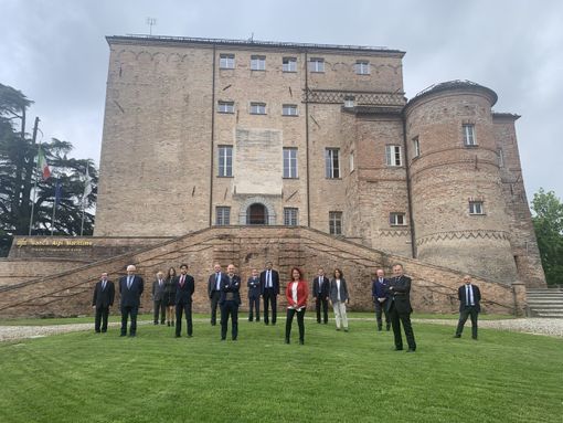 Persone in piedi davanti al castello di Carrù