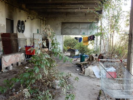 Le fabbriche abbandonate alle spalle di corso Dante