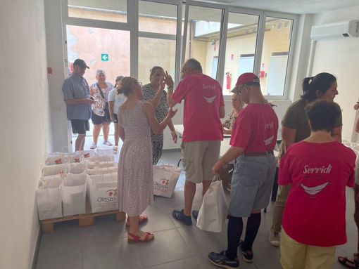 A Carmagnola pacchi alimentari distribuiti da diversamente abili a persone in difficoltà economica