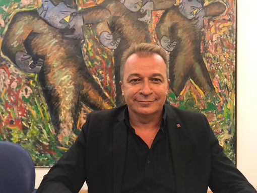 Uomo elegante che sorride