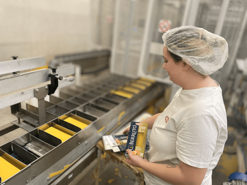 Donna che impacchetta prodotto di pasta