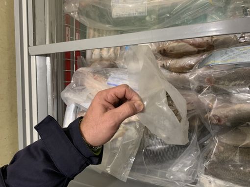Pesce mal conservato: multa da 3 mila euro ad un minimarket di Torino Pesce mal conservato: multa da 3 mila euro ad un minimarket di Torino