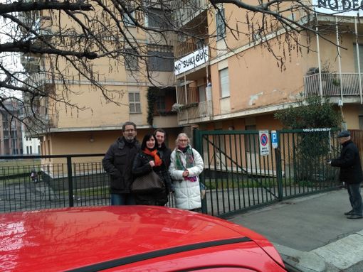 Lenzuola bianche contro il “suk” al Ponte Mosca di Torino