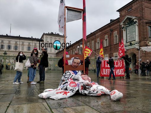 Manifestanti in piazza Castello Manifestanti in piazza Castello
