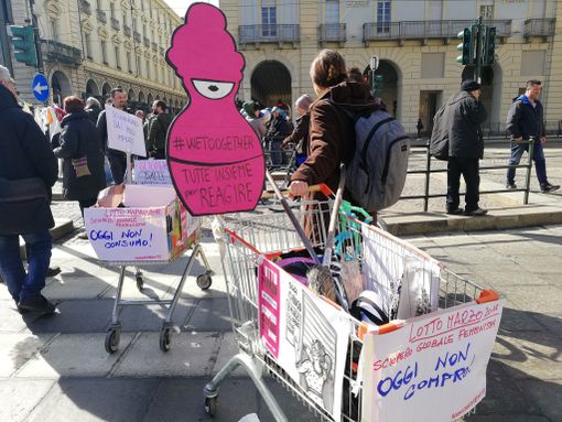 Traffico bloccato in piazza Castello da carrelli della spesa e bucato: anche a Torino lo sciopero femminista globale (FOTO e VIDEO) Traffico bloccato in piazza Castello da carrelli della spesa e bucato: anche a Torino lo sciopero femminista globale (FOTO e VIDEO)