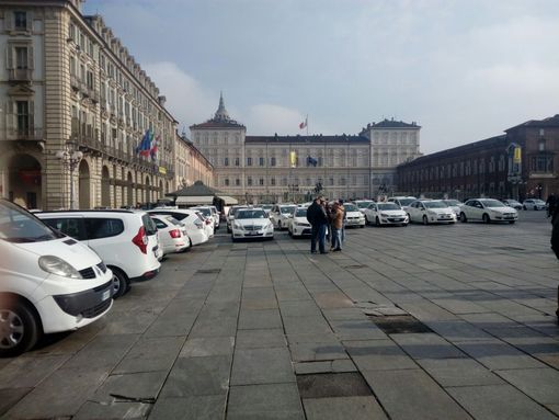 Protesta taxi parcheggiati in piazza Castello