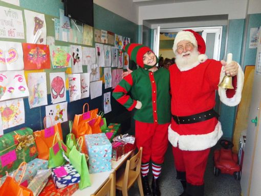 I bambini del Regina Margherita ricevono i regali da Babbo Natale e dall'elfo di Mondojuve