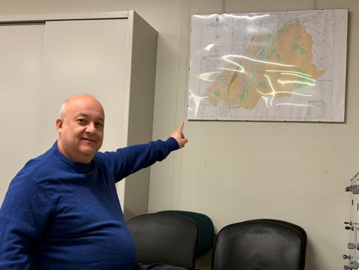 Alessandro Lupi, consigliere della 8, indica la cartina con il pezzo di territorio "scippato" dalla 2 Alessandro Lupi, consigliere della 8, indica la cartina con il pezzo di territorio "scippato" dalla 2