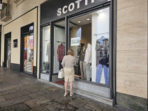 "Tutto al 70%". A Torino ultimi giorni di saldi "Tutto al 70%". A Torino ultimi giorni di saldi