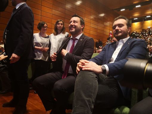 Salvini al Lingotto sulle note di &quot;Vincerò&quot;, fuori lo striscione &quot;Muori! Torino non ti vuole&quot;