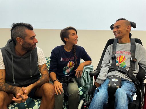 Il viaggio in carrozzina di Sami, da nord a sud Italia sfidando ogni barriera