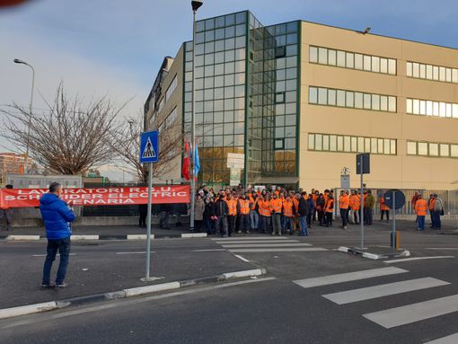 Esuberi alla Schneider di Venaria, sciopero a singhiozzo da parte dei dipendenti