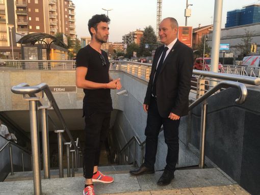"Vuoi un passaggio?". Una candid camera alla stazione Fermi per sensibilizzare i cittadini sul car pooling "Vuoi un passaggio?". Una candid camera alla stazione Fermi per sensibilizzare i cittadini sul car pooling
