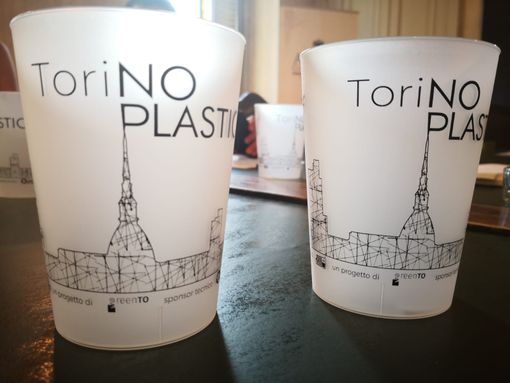 Torino, stasera in piazza Santa Giulia debutta la movida "plastic free" Torino, stasera in piazza Santa Giulia debutta la movida "plastic free"