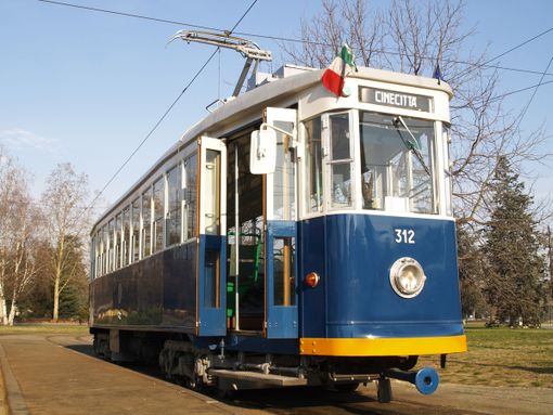 Il tram di Cinecittà ferma in piazza Castello a Torino