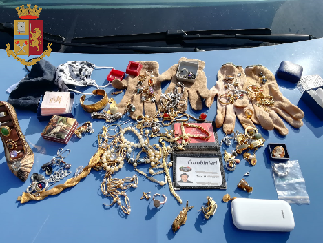 Truffe agli anziani, arrestati padre e figlio