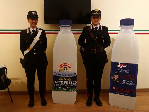 &quot;Non aprite la porta agli sconosciuti&quot;: la campagna anti-truffa sulle bottiglie di latte nei supermercati piemontesi  [VIDEO]