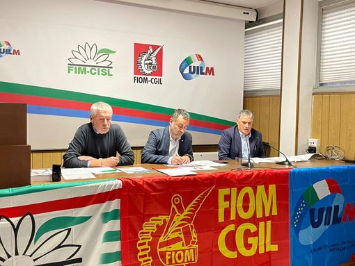 corteo con striscione azzurro