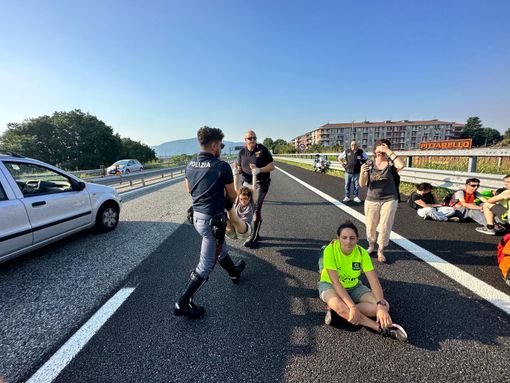 Blocco del traffico degli ecologisti, la solidarietà del Consiglio comunale ai tre giornalisti multati