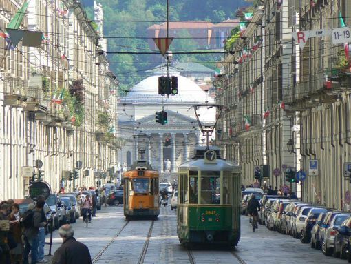 &quot;Scoprire Torino&quot;: via Po, una strada con due portici paralleli ma diversi