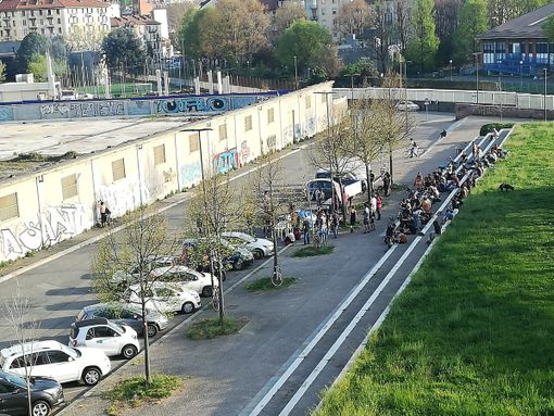 Decine di ragazzi assembrati in via Damiano per l'aperitivo Decine di ragazzi assembrati in via Damiano per l'aperitivo