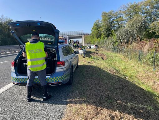 Auto fuori strada in tangenziale tra Volpiano e Settimo Torinese