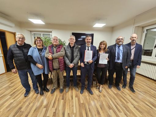 Persone raccolte in una sala